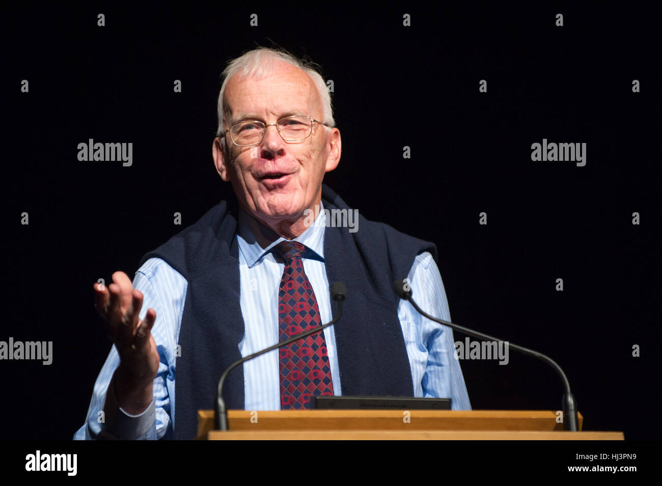 Sir Ian Clark Bois GBE est un homme d'affaires écossais. Il est surtout connu pour son travail dans l'industrie pétrolière de la mer du Nord avec le Groupe de bois Banque D'Images