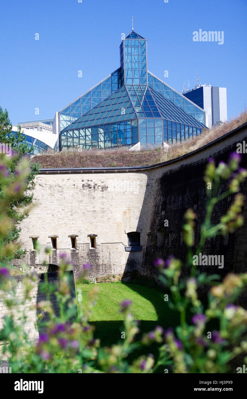 Vieux murs de Fort Thüngen combiné avec le musée d'art moderne (MUDAM) dans la ville de Luxembourg, Luxembourg Banque D'Images