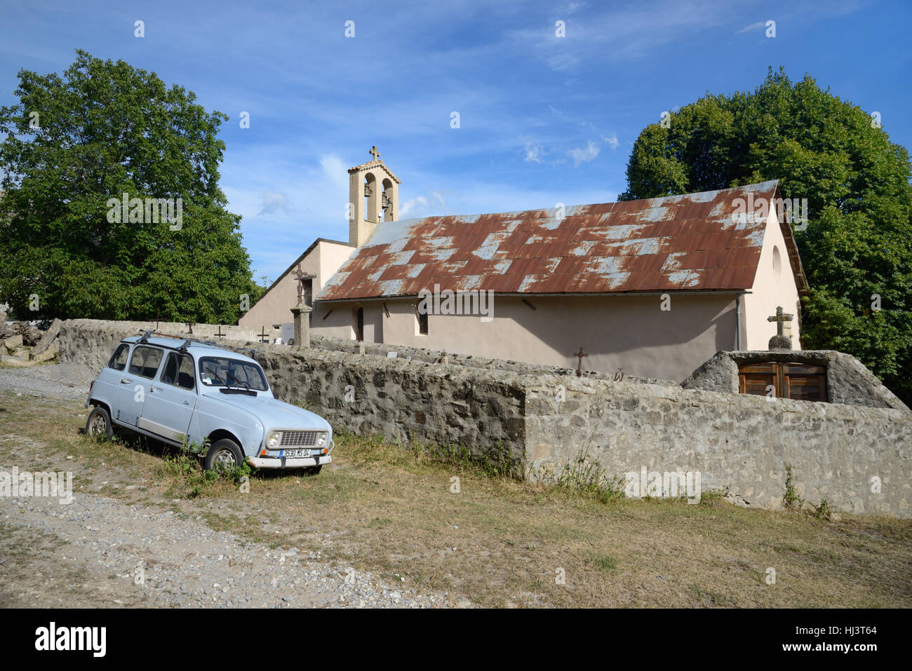 Ancienne voiture Renault 4L et Église dans Village de Montagne, hameau ou village alpin d'Argenton au dessus d'Annot Alpes de Haute Provence Banque D'Images