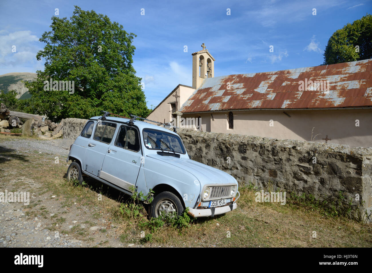 Ancienne voiture Renault 4L et Église dans Village de Montagne, hameau ou village alpin d'Argenton au dessus d'Annot Alpes de Haute Provence Banque D'Images