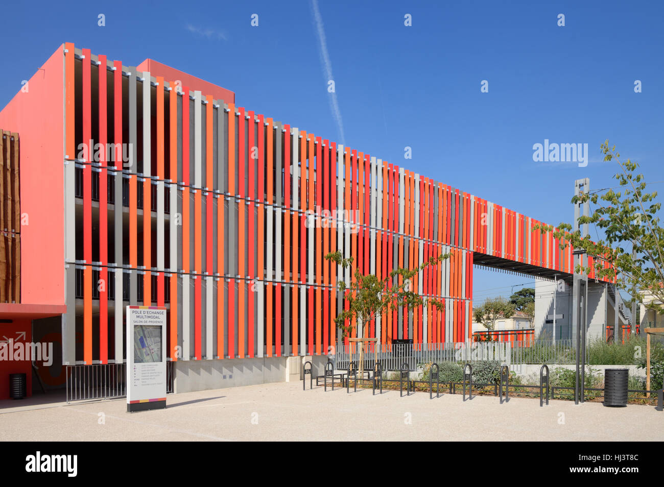 Timber-Clad Parking édifices colorés et passerelle au-dessus de voies de chemin de fer au salon ou Salon-de-Provence Provence France Banque D'Images