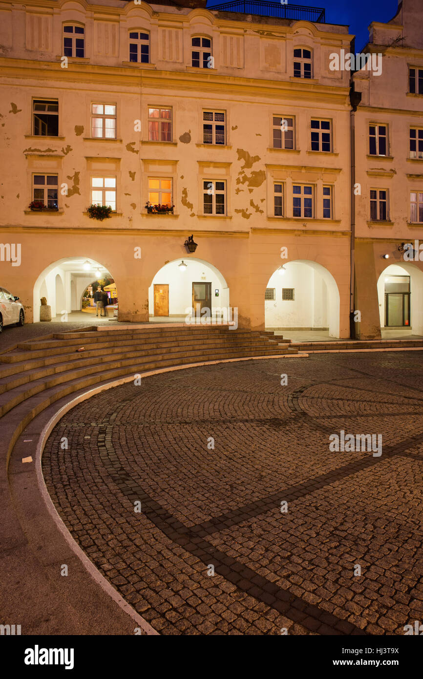 La Pologne, Jelenia Gora, immeuble historique de la vieille ville de nuit Banque D'Images