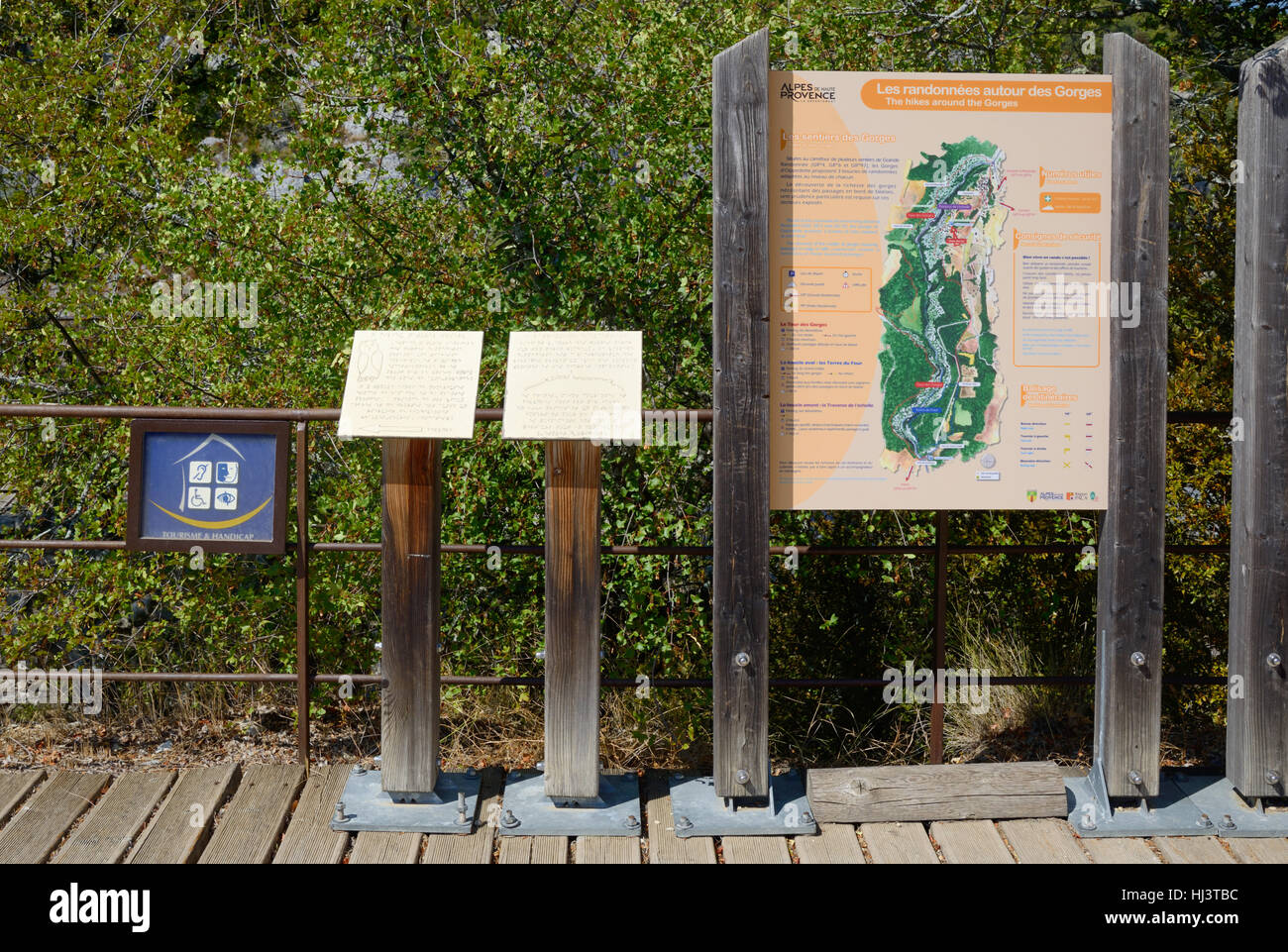 Panneaux d'information en braille ou des signes en réserve naturelle et sentier local Map Gorges Oppedette Alpes de Haute Provence Provence Banque D'Images