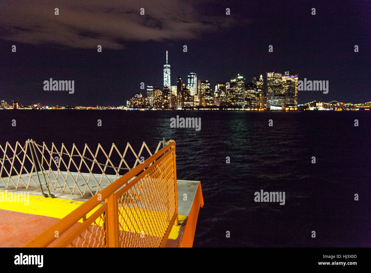 L'île de Manhattan de nuit photographié à partir du ferry pour Staten Island, New York City, États-Unis d'Amérique. Banque D'Images