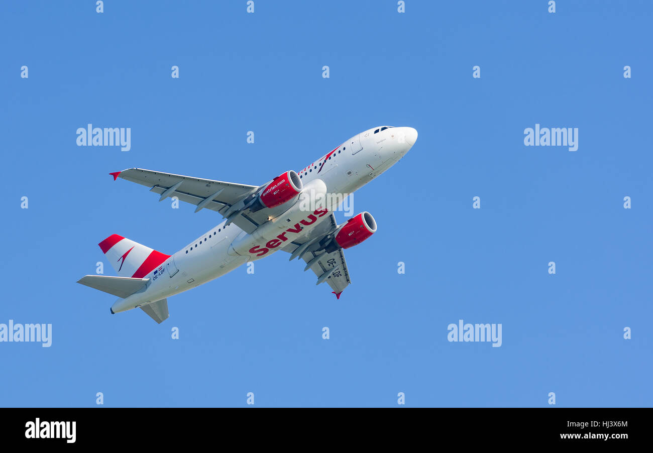 Airbus A319-112 d'avions à turboréacteurs d'Austrian Airlines - porte-drapeau de l'Autriche qui a décollé de l'aéroport international de Munich. Banque D'Images