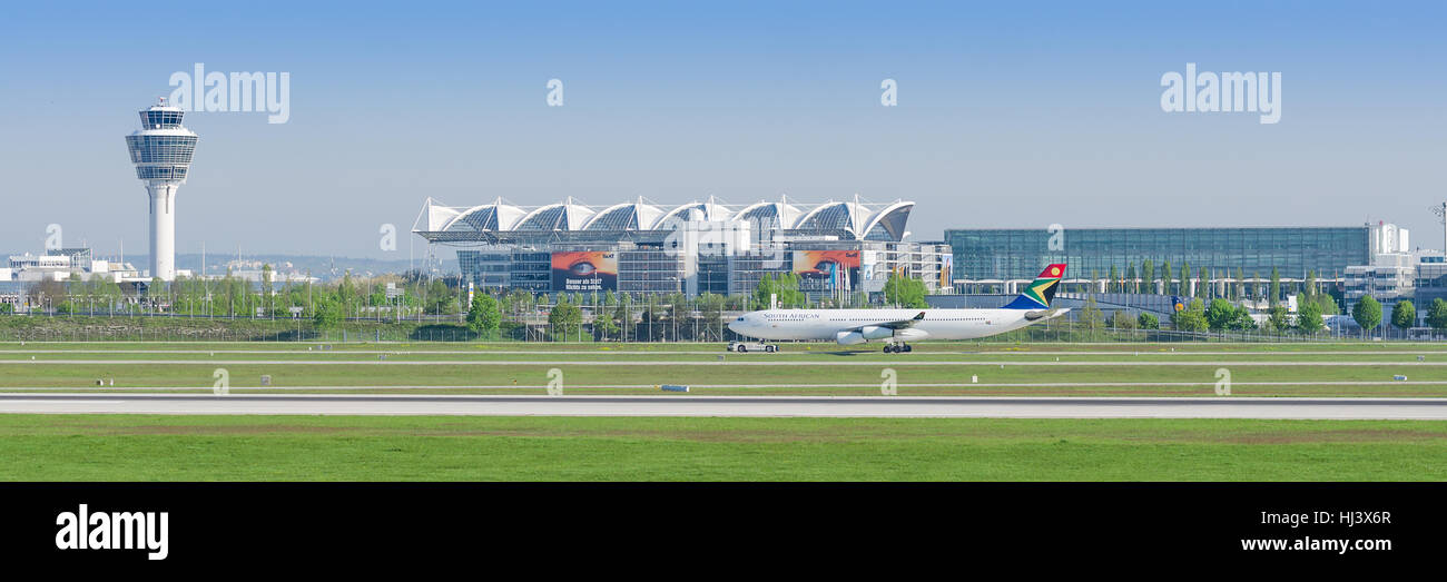 Avion de passagers de l'Airbus A340 South African Airways roulant d'un terminal de l'aéroport de Munich pour la piste. Banque D'Images