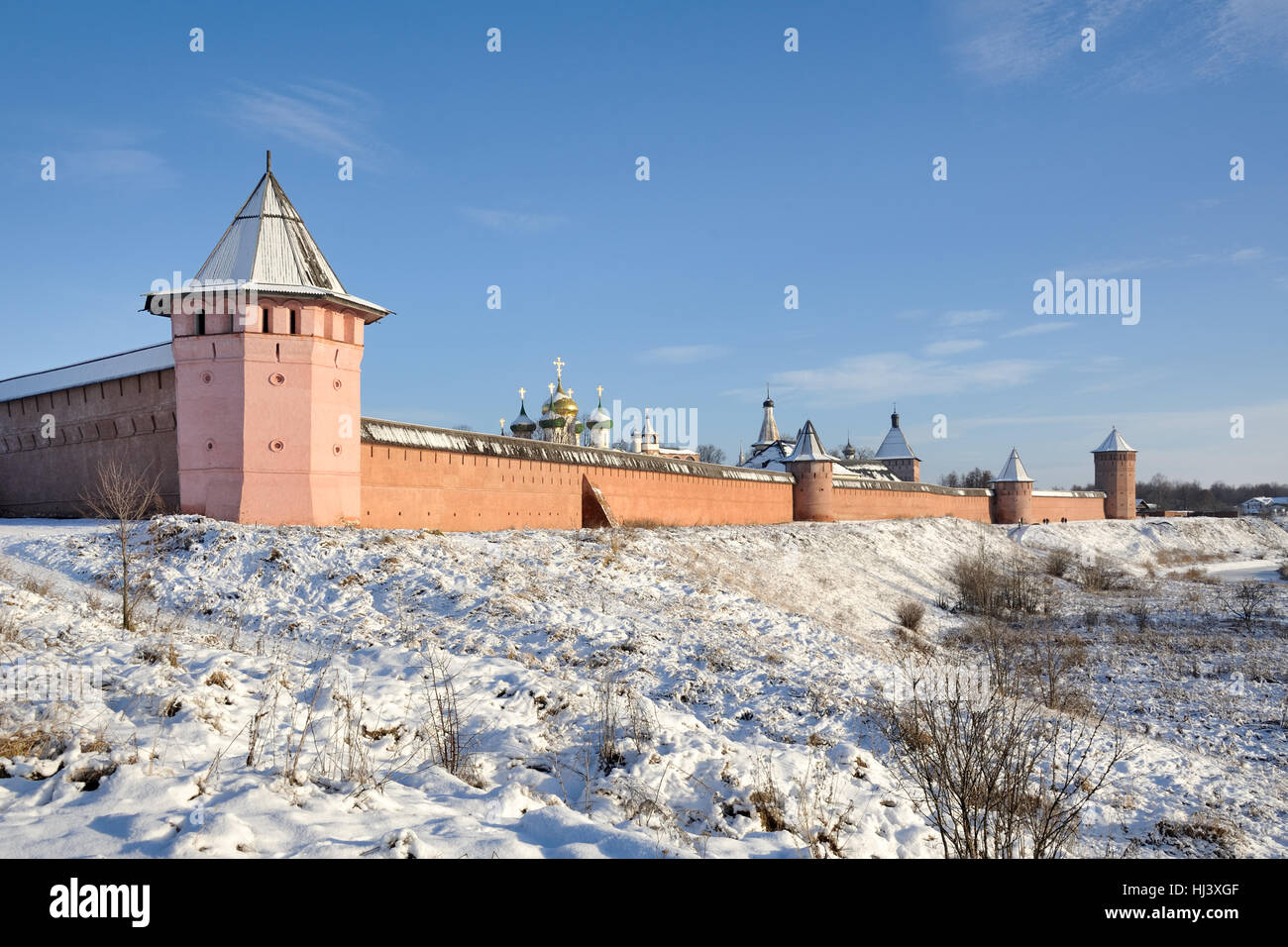 Monastère puissant murs et tours de Spaso-Yevfimyev monastère à la Banque du haut de la rivière Kamenka. Paysages urbains de Suzdal, Russie Banque D'Images