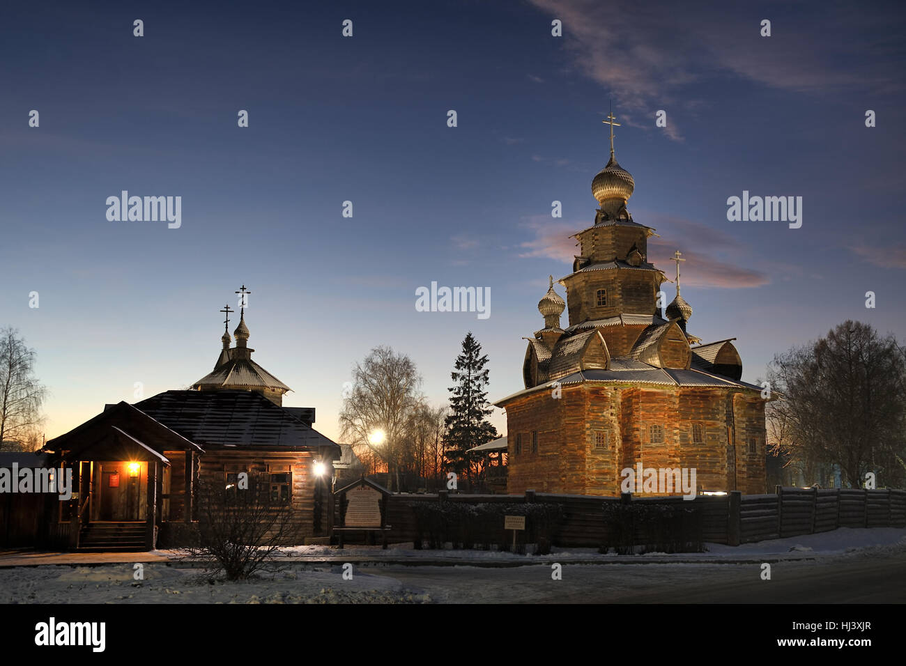 À l'entrée en musée de l'architecture en bois au crépuscule d'hiver. Suzdal, Russie Banque D'Images