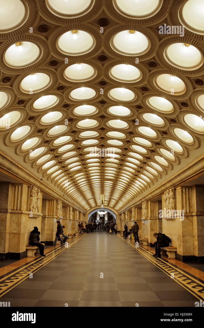 Le sens de l'espace et de légèreté dans la salle centrale du niveau d'eau profonde de la station de métro Elektrozavodskaya. Métro de Moscou, Russie. Banque D'Images