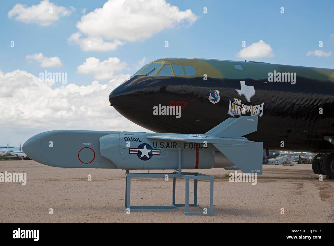 MC Donnell SMA - 20C Caille missiles leurres en face de Boeing B-52 Stratofortress D Bomber sur l'affichage à Pima Air & Space Museum Banque D'Images