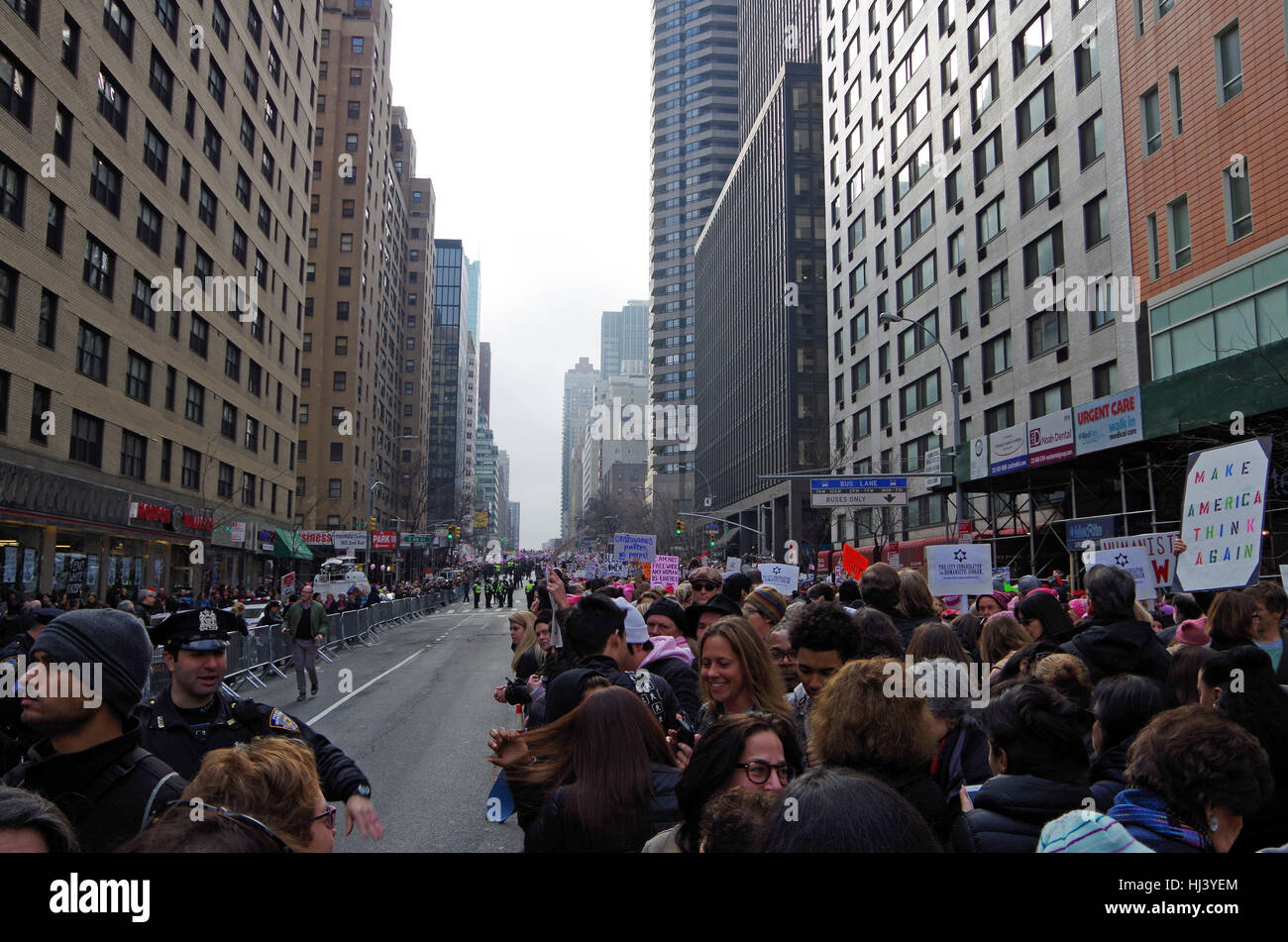 New York, New York, USA- le 21 janvier 2017 : Des manifestants se rassemblent pour la marche des femmes à Manhattan, New York. Banque D'Images