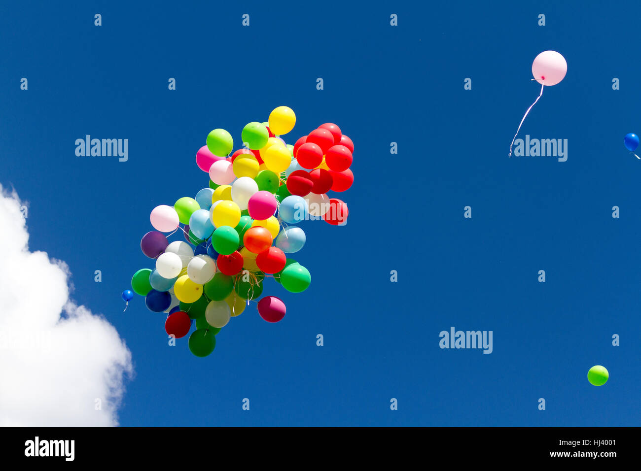 De nombreux baloons lumineux dans le ciel bleu Banque D'Images
