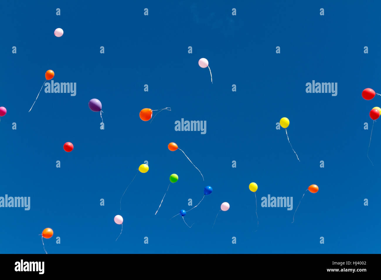 De nombreux baloons lumineux dans le ciel bleu Banque D'Images