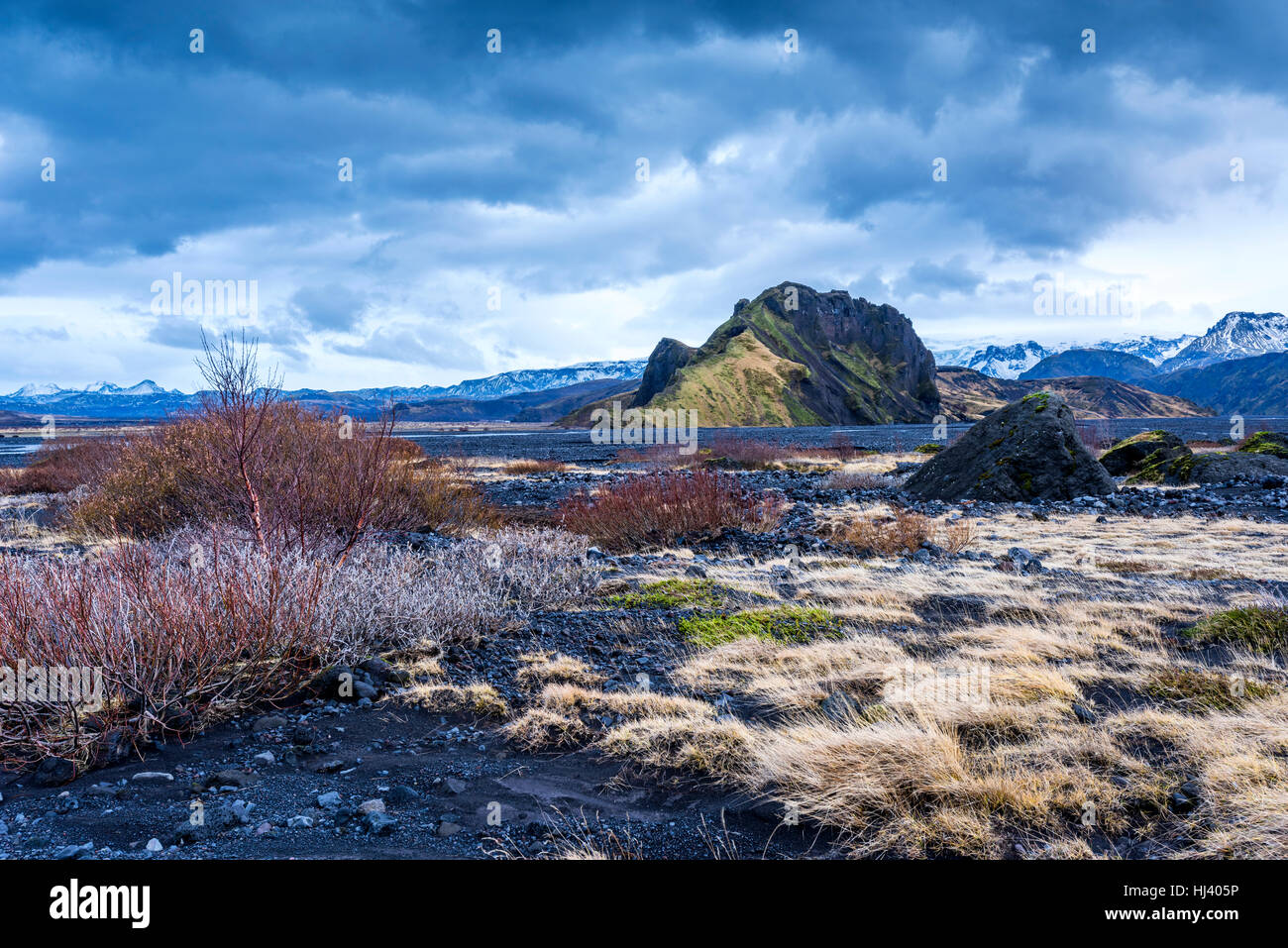 Désert montagne campagne en Islande au cours d'un après-midi orageux montre l'aspect d'un aride paysage volcanique et végétation sèche. Banque D'Images