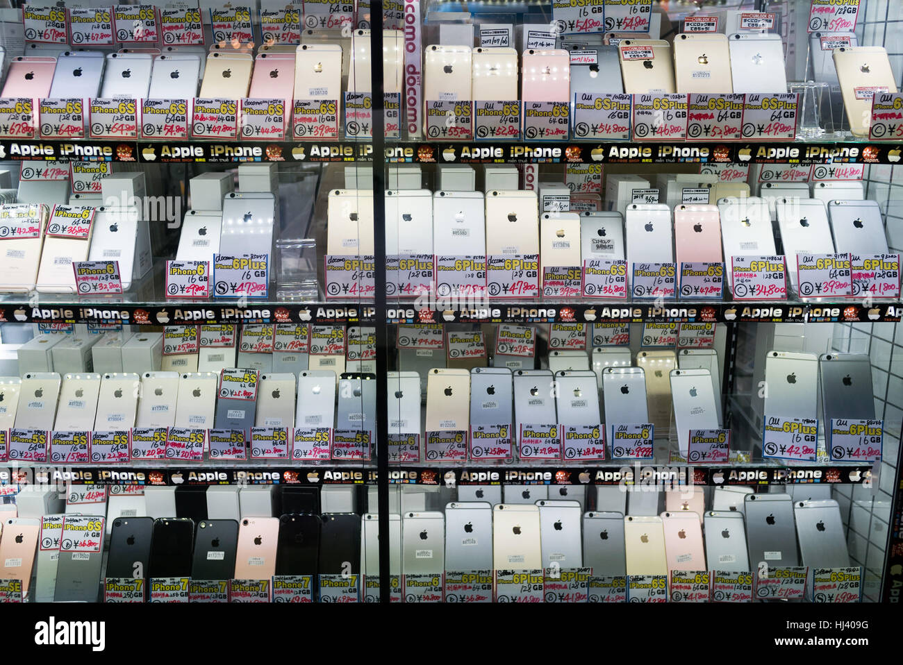 Des dizaines de modèles d'iphone en vente dans une vitrine dans le quartier de l'électronique d'Akihabara de Tokyo Banque D'Images