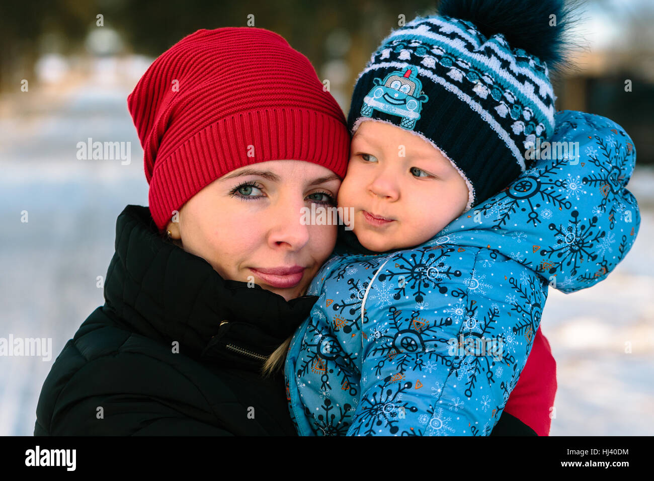 Mère avec son enfant joue dans un parc d'hiver Banque D'Images