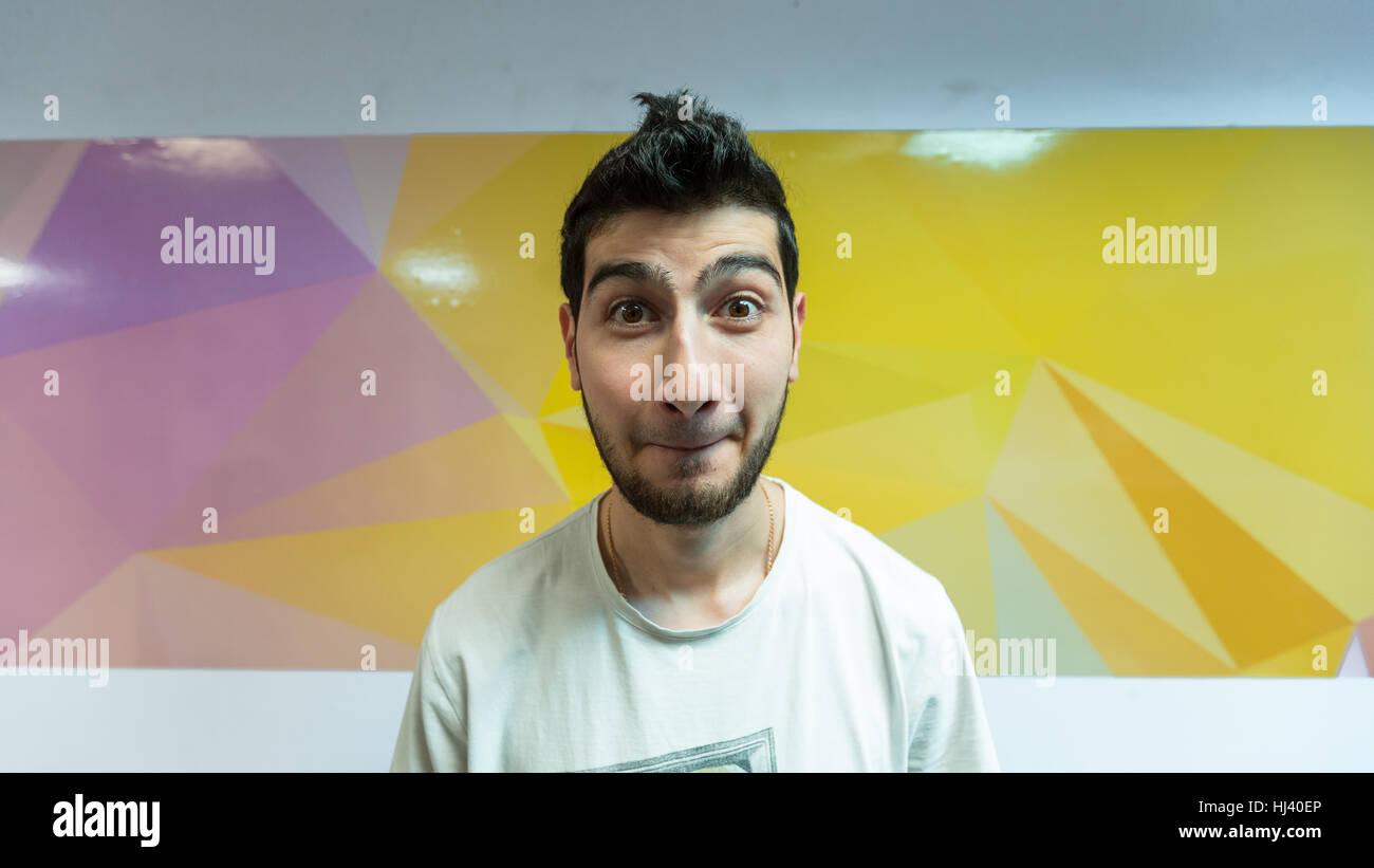 Le jeune homme aux cheveux noirs portrait Banque D'Images