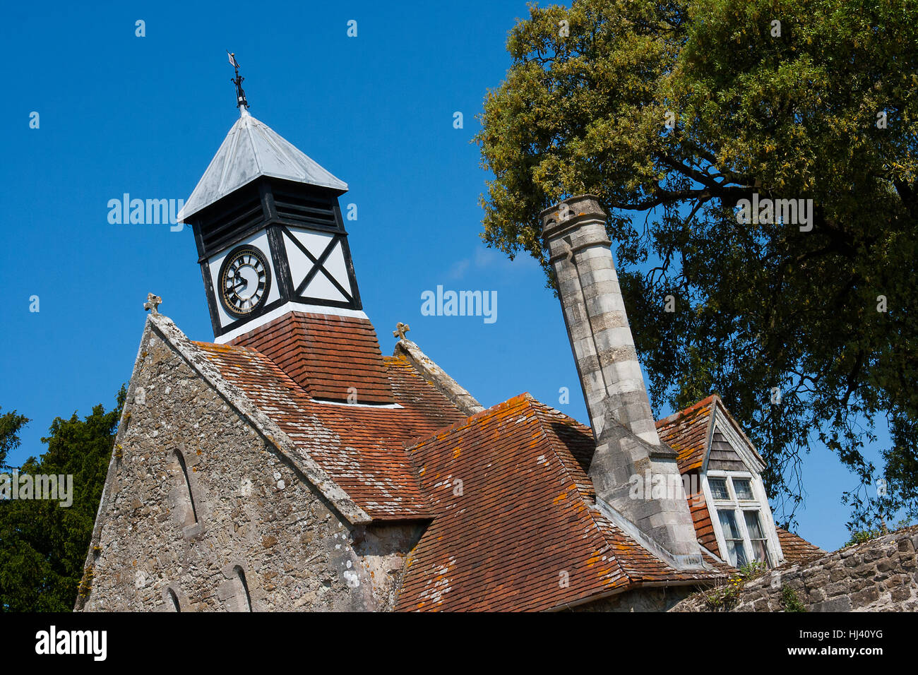 L'ancienne maison de gardien en pierre avec tour de l'horloge de style Tudor de l'Abbaye de Beaulieu dans la New Forest dans le Hampshire en Angleterre Banque D'Images