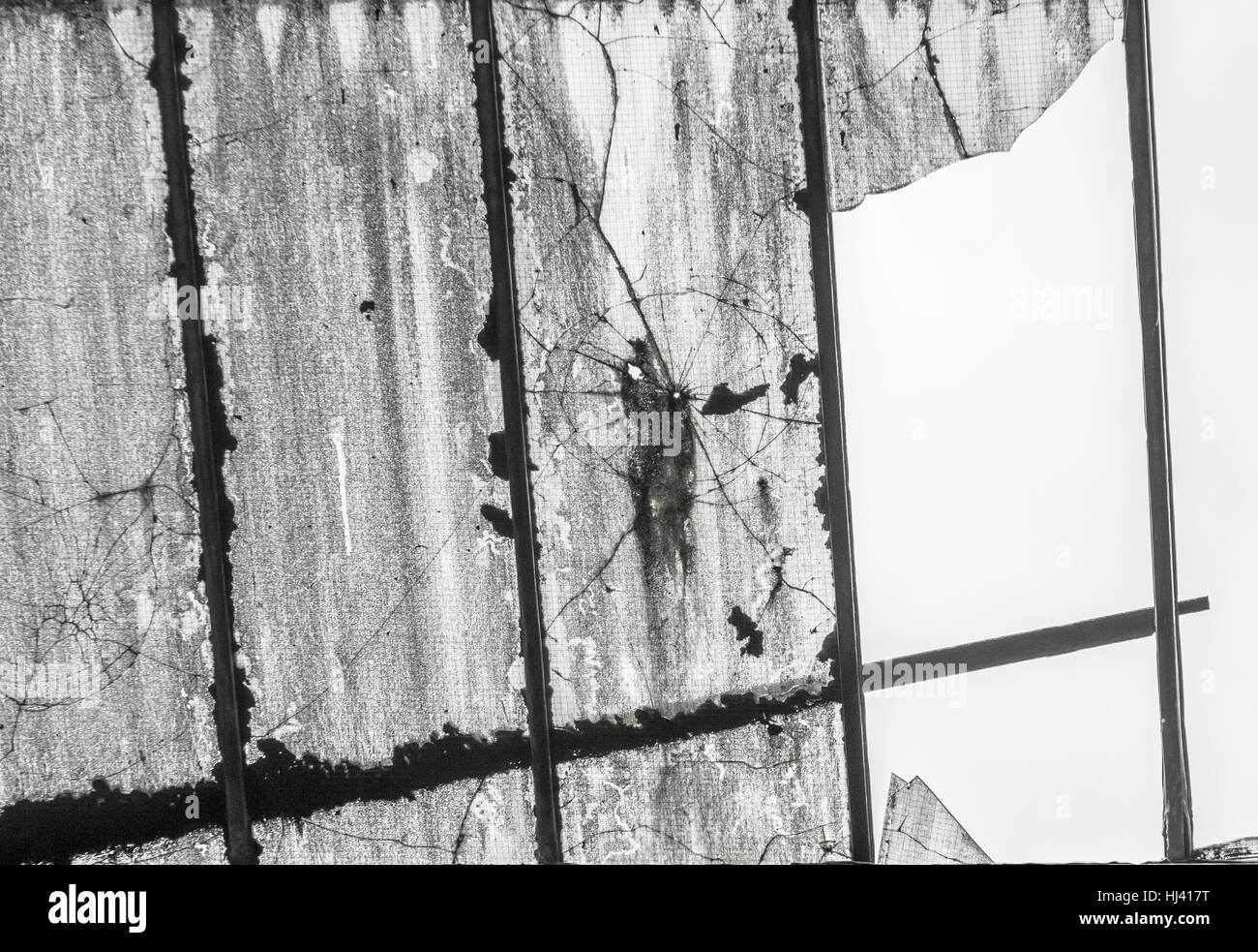 Une sale, cassée sur costière une ruine industrielle. Banque D'Images