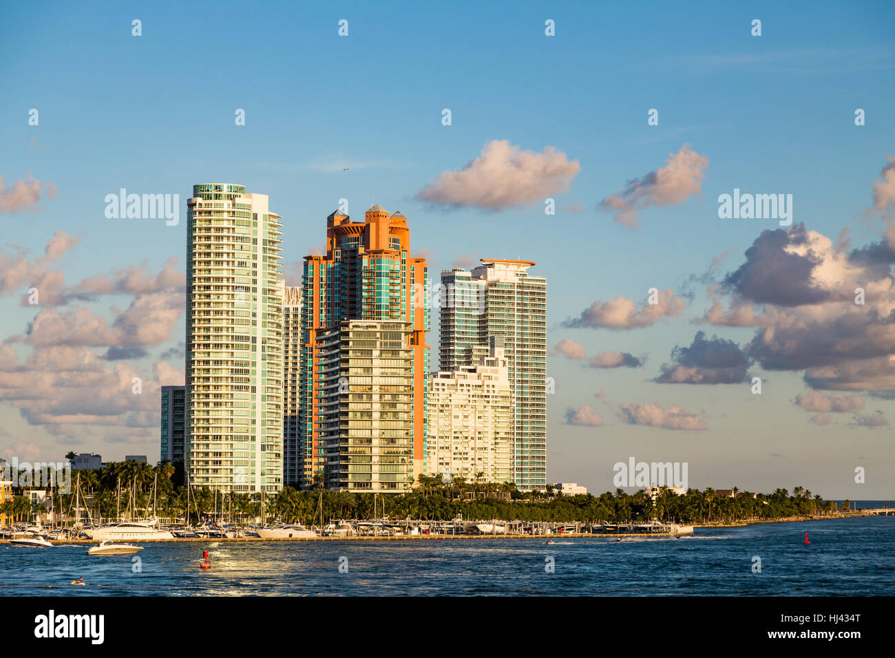 Tours de condominiums modernes le long de Miami Beach Waterfront Banque D'Images