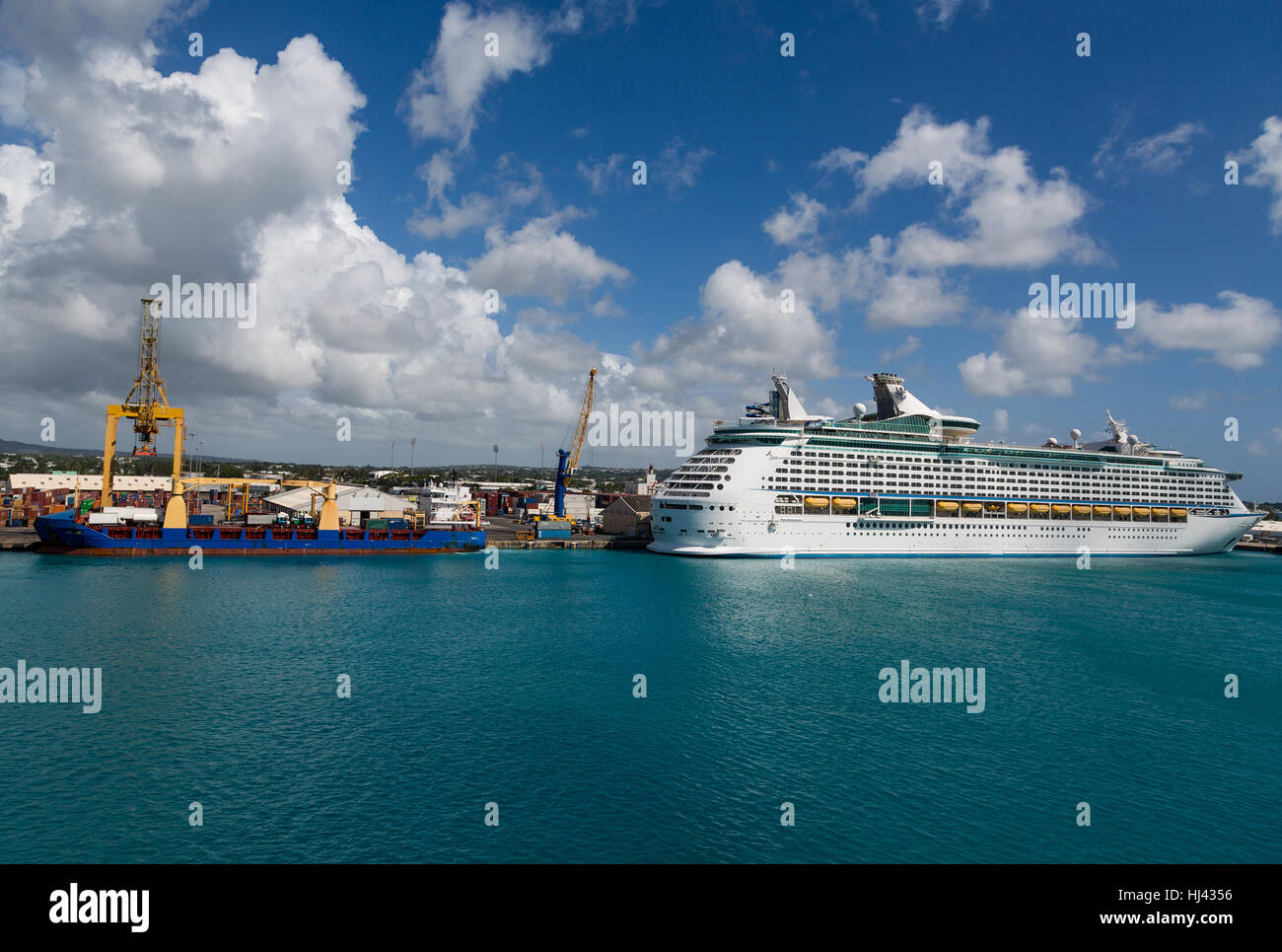 Un navire de croisière de luxe blanc amarré à la gare de marchandises dans la région de Bridgetown Barbade Banque D'Images