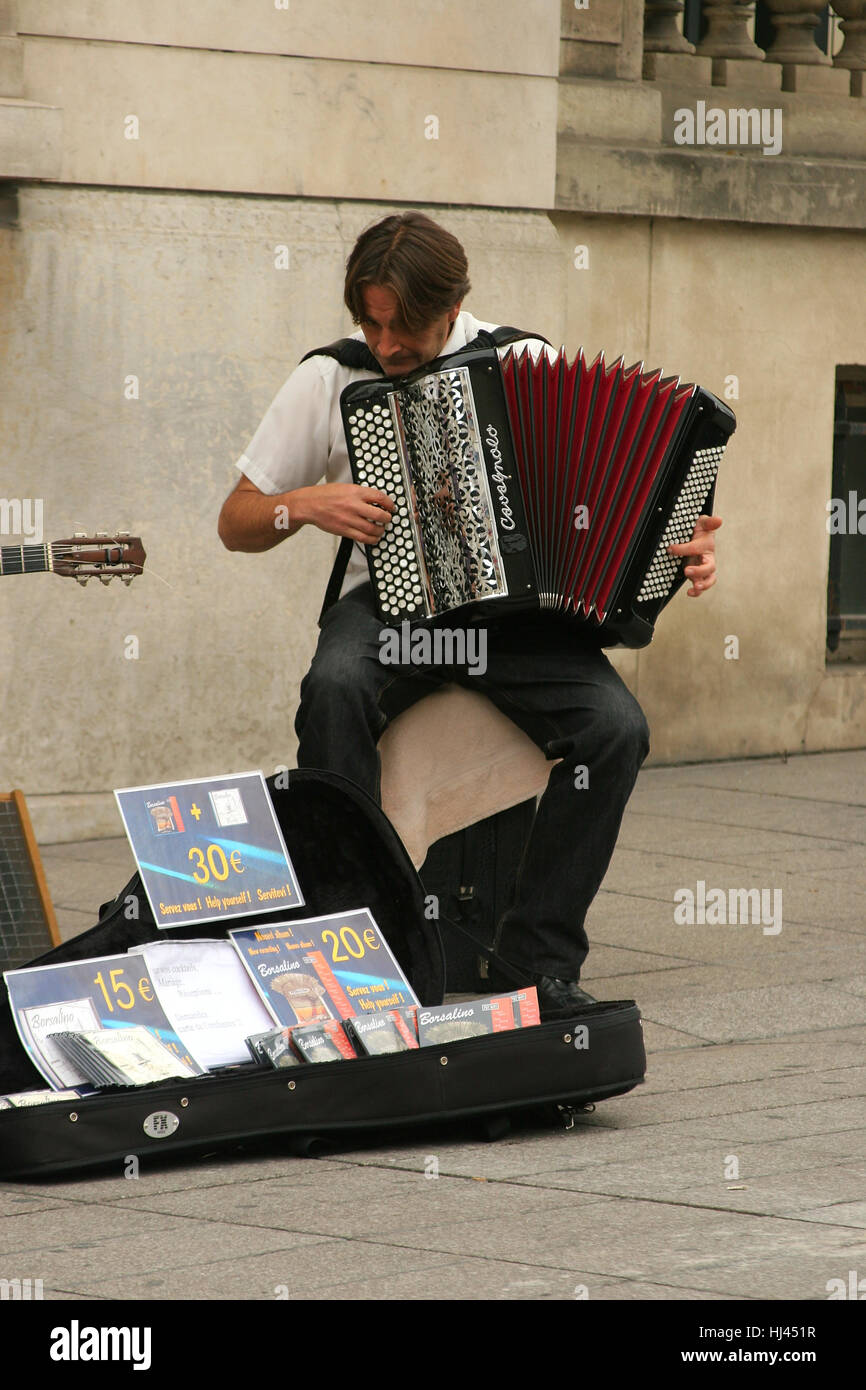 Homme jouant de l'accordéon en une bande de rue Banque D'Images