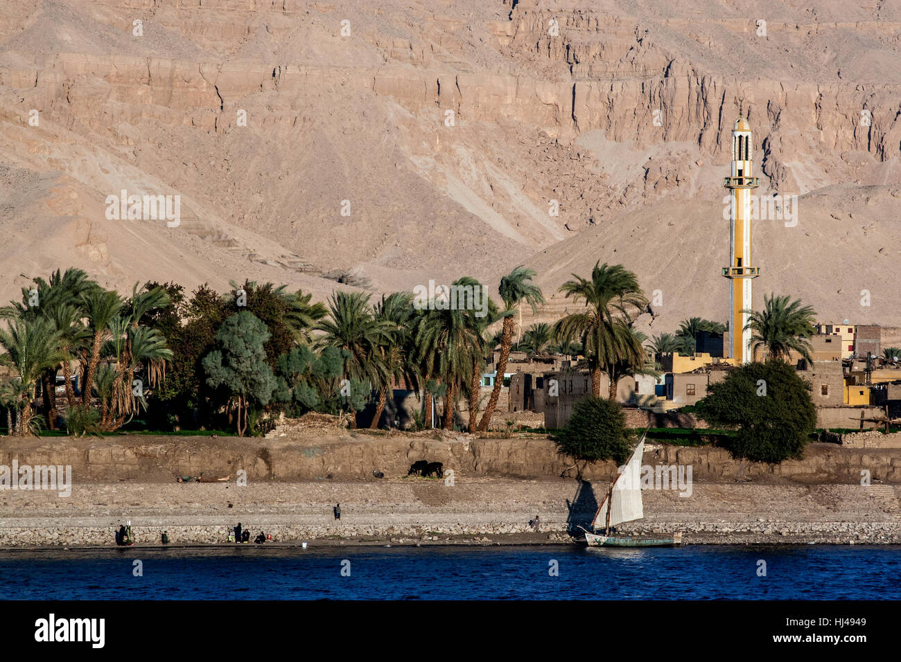 La vie le long du Nil en Egypte avec un minaret et voilier Banque D'Images