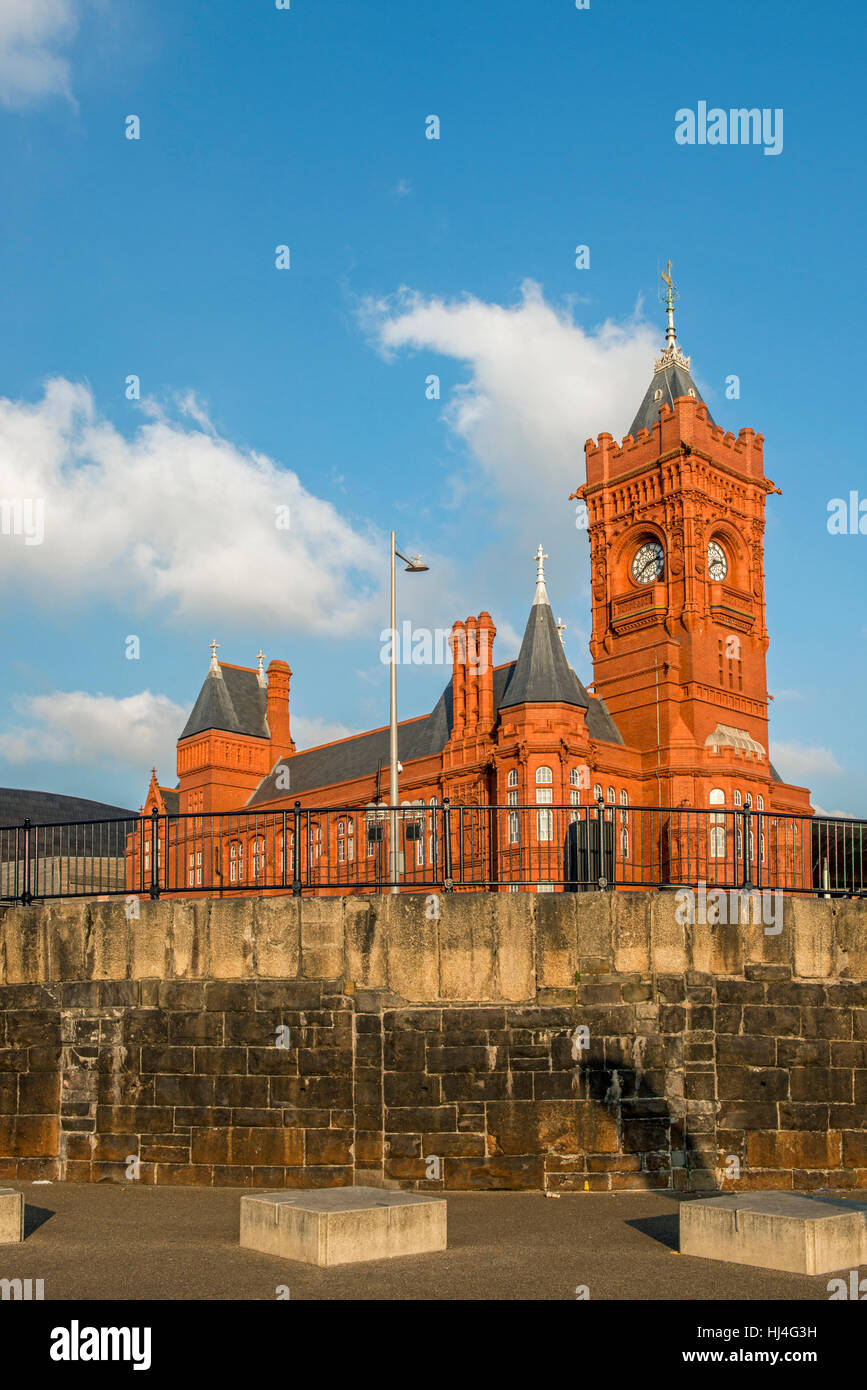 Cardiff Bay montrant le Pierhead Building Banque D'Images