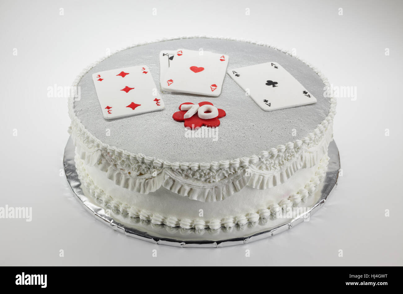 La Conception Et La Decoration D Un Gateau D Anniversaire Avec 70 Cartes De Jeu Sur Le Dessus Photo Stock Alamy