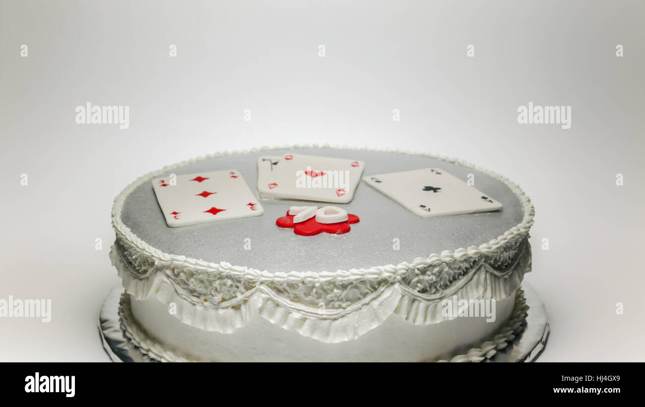 La Conception Et La Decoration D Un Gateau D Anniversaire Avec 70 Cartes De Jeu Sur Le Dessus Photo Stock Alamy La Conception Et La Decoration D Un Gateau D Anniversaire Avec 70 Cartes De Jeu Sur Le Dessus Photo Stock Alamy