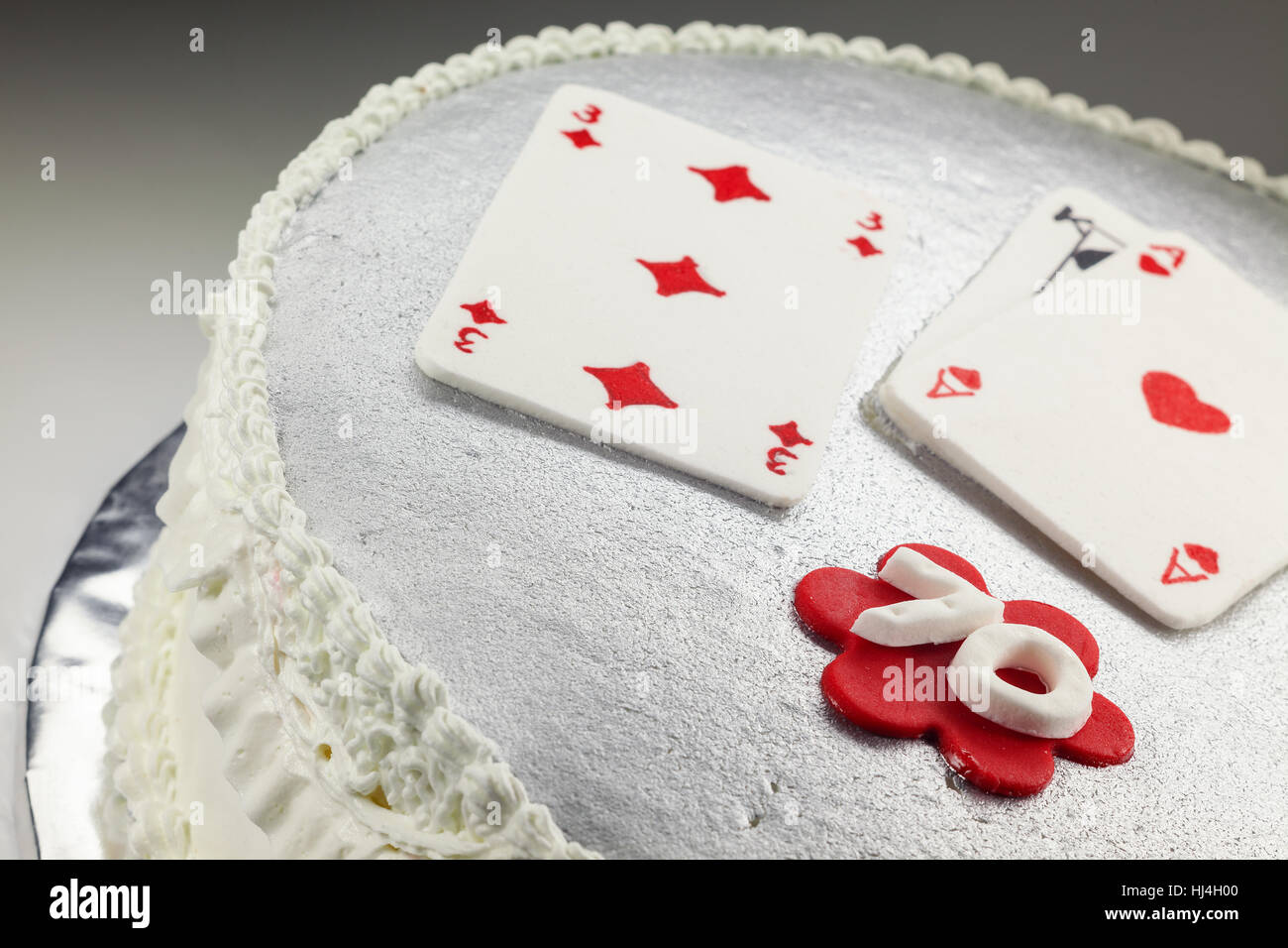 La Conception Et La Decoration D Un Gateau D Anniversaire Avec 70 Cartes De Jeu Sur Le Dessus Photo Stock Alamy La Conception Et La Decoration D Un Gateau D Anniversaire Avec 70 Cartes De Jeu Sur Le Dessus Photo Stock Alamy