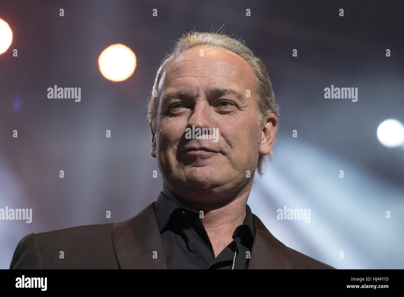 Bertin Osborne effectue au cours de sa 'Crooner' concert au Palais des Sports de Madrid. En vedette : Bertin Osborne Où : Madrid, Espagne Quand : 21 Déc 2016 Crédit : Oscar Gonzalez/WENN.com Banque D'Images