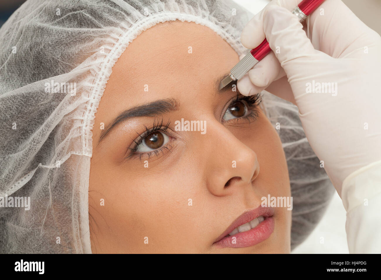 Maquillage Permanent sourcils dans salon de beauté Banque D'Images