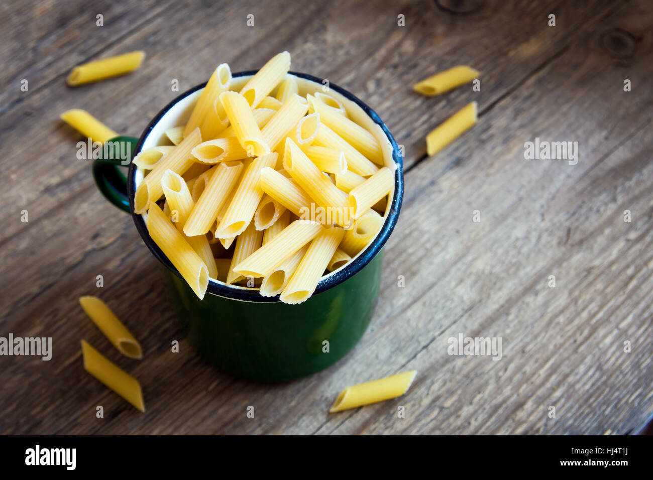 Matières premières non cuit pâtes penne italien en métal mug - sain ingrédient pour la cuisine Banque D'Images