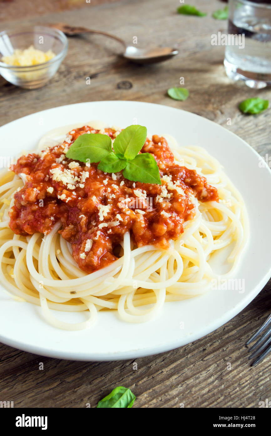 Spaghettis à la bolognaise pâtes avec sauce tomate et viande hachée,  fromage parmesan râpé et de basilic frais - des pâtes italiennes sain  rustique en bois sur Photo Stock - Alamy