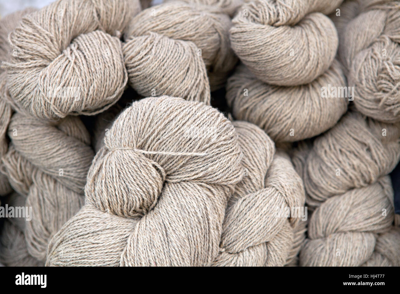 Image de fil de laine de mouton artisan naturel dans un bol de cuivre antique. Banque D'Images