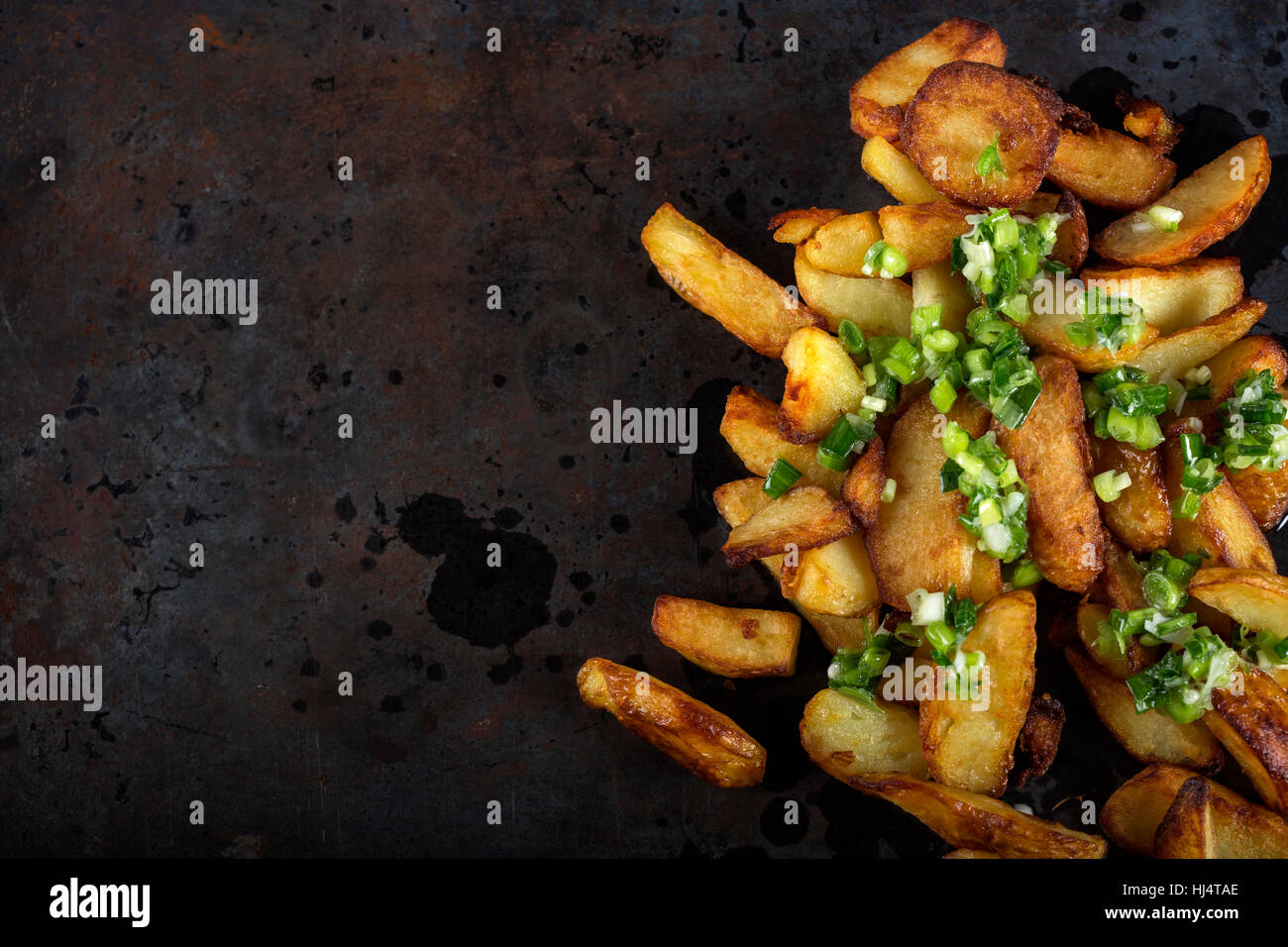 Or soutenu avec la sauce à l'ail vert pomme sur fond sombre Banque D'Images