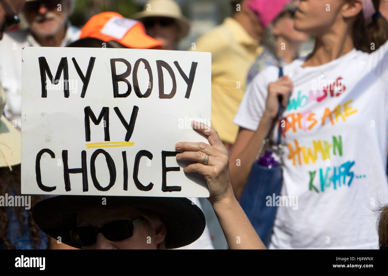 Plusieurs milliers de personnes, principalement des femmes, se sont réunis à l'Amphithéâtre Meyer à West Palm Beach pour protester contre l'investiture du président Donald Trump. Présidium Banque D'Images