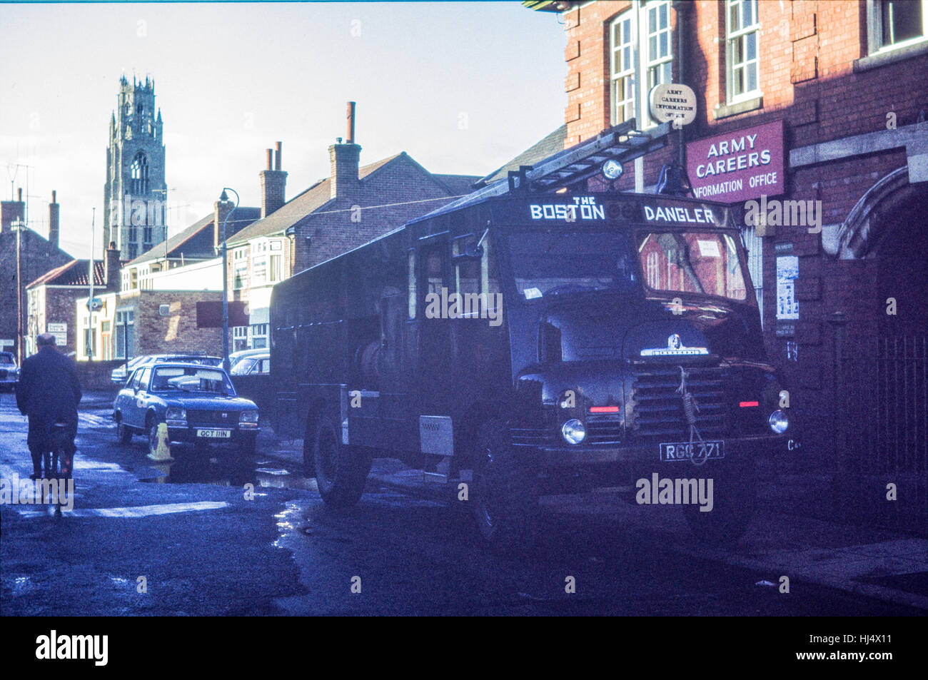 Image d'archive d'une armée britannique 1956 'Green Goddess' RLHZ Pompe Automotrice Bedford fire engine RGC 771 surnommé 'Le Boston Dangler', à l'extérieur de la salle d'exercices, la crête principale, Boston, Lincolnshire, Angleterre, pendant la grève des pompiers, 'winter of discontent', 1978 Banque D'Images