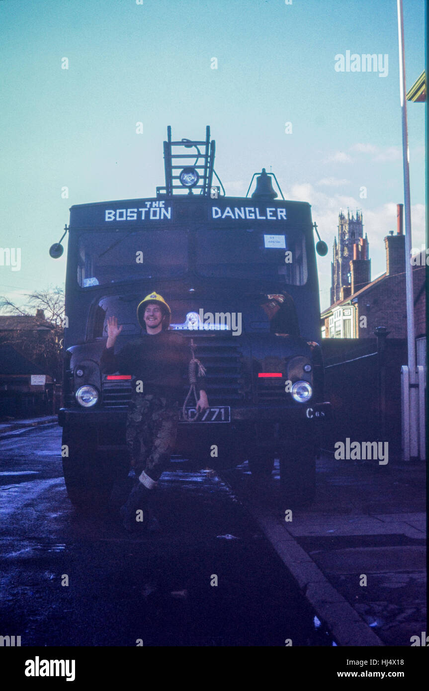 Image d'archive d'une armée britannique 1956 'Green Goddess' RLHZ Pompe Automotrice Bedford fire engine RGC 771 surnommé 'Le Boston Dangler', à l'extérieur de la salle d'exercices, la crête principale, Boston, Lincolnshire, Angleterre, pendant la grève des pompiers, 'winter of discontent', 1978 Banque D'Images