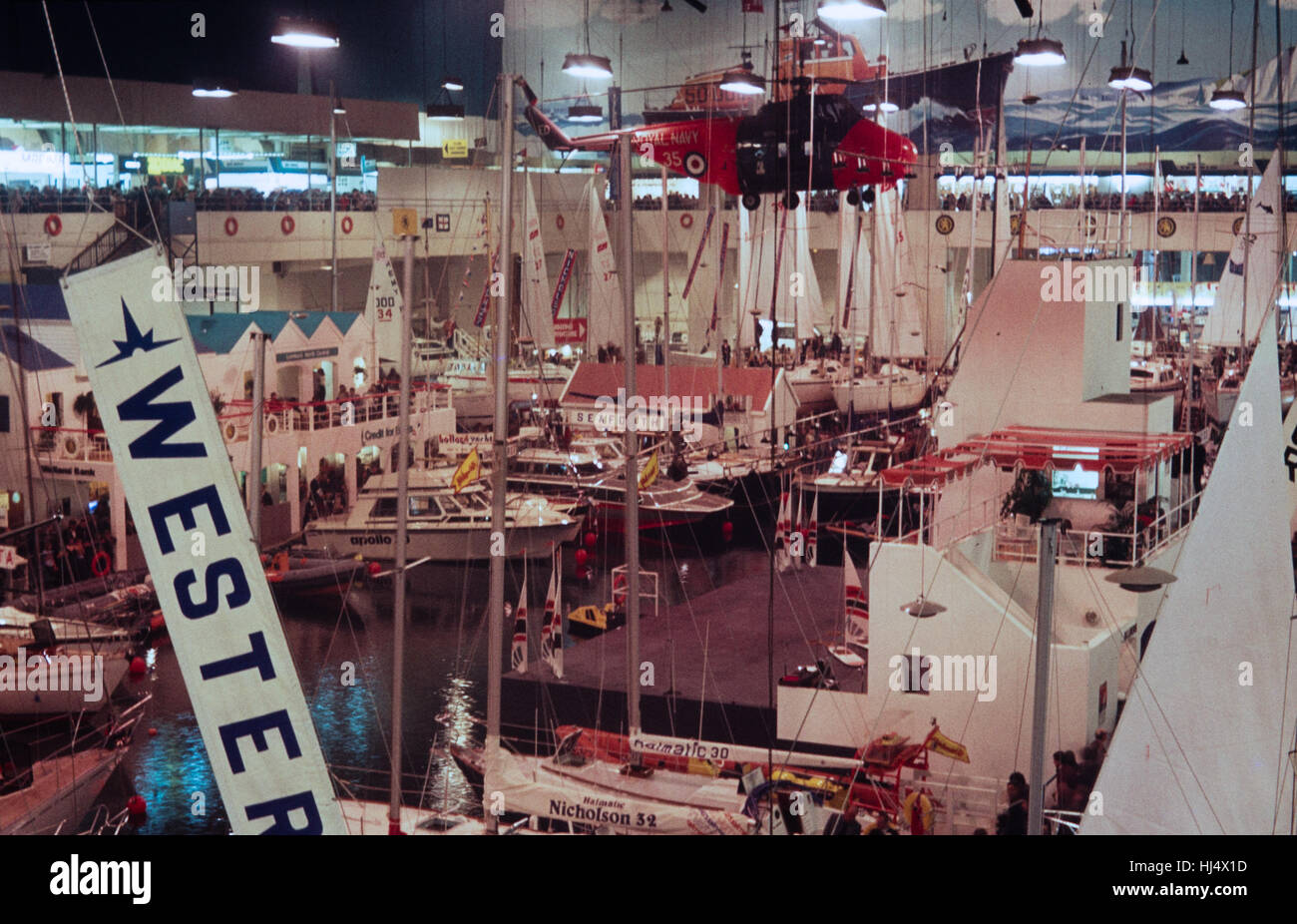 Image d'archive du London Boat Show, Earls Court, 1980, avec bateaux et un hélicoptère Westland Wessex Banque D'Images