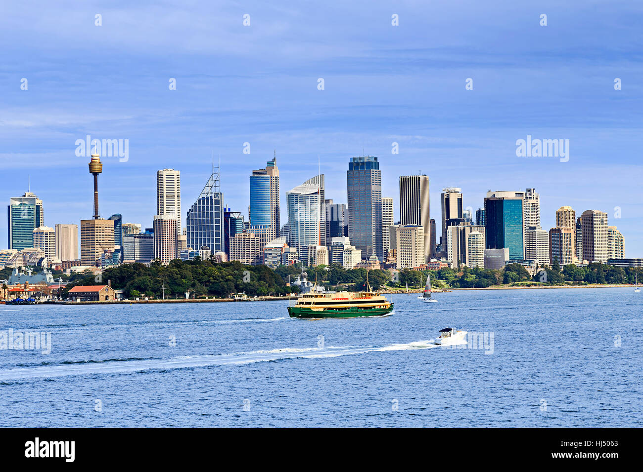 Ville de Sydney CBD landmarks et les bâtiments au-dessus du Jardin botanique royal de Sydney Harbour avec acrosss de passagers en premier plan sur une journée ensoleillée. Banque D'Images
