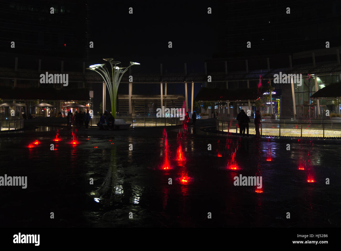 MILAN, ITALIE - 30 octobre 2016 : financial district Vue de nuit. L'eau des fontaines illuminées. Les gratte-ciel modernes dans Gae Aulenti square. La banque Unicredit à Banque D'Images