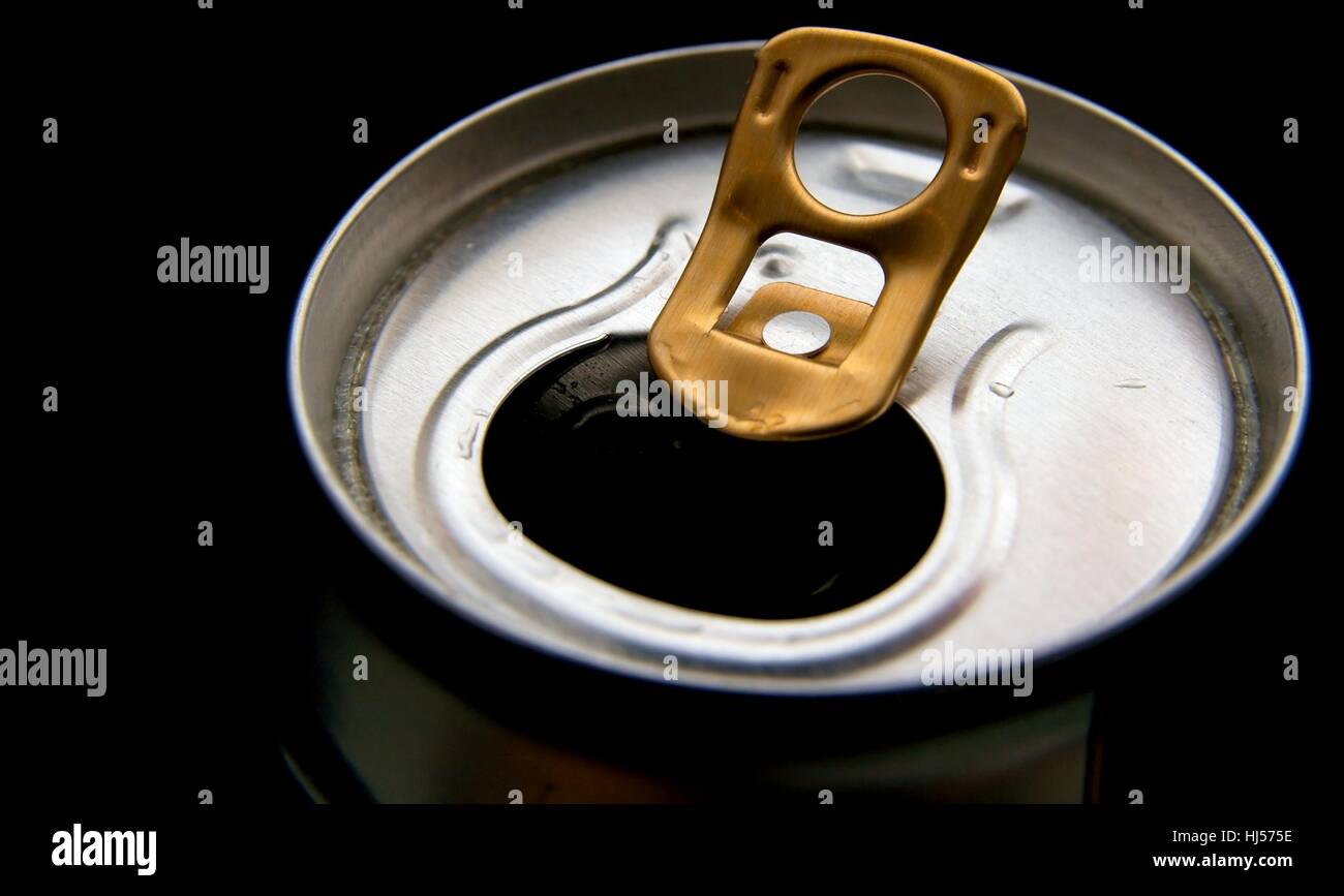 Ouvrir une canette de bière isolated on black Banque D'Images