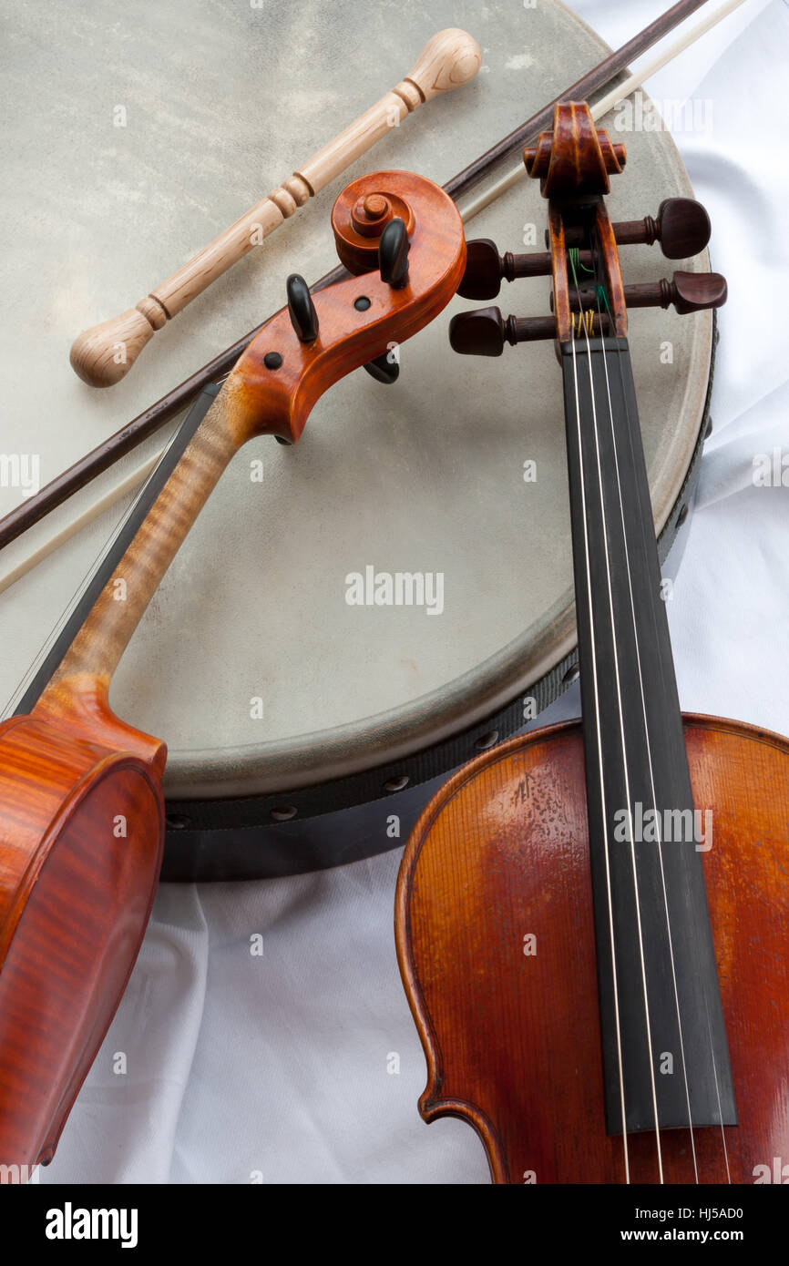 Deux violons avec le bodhran Banque D'Images