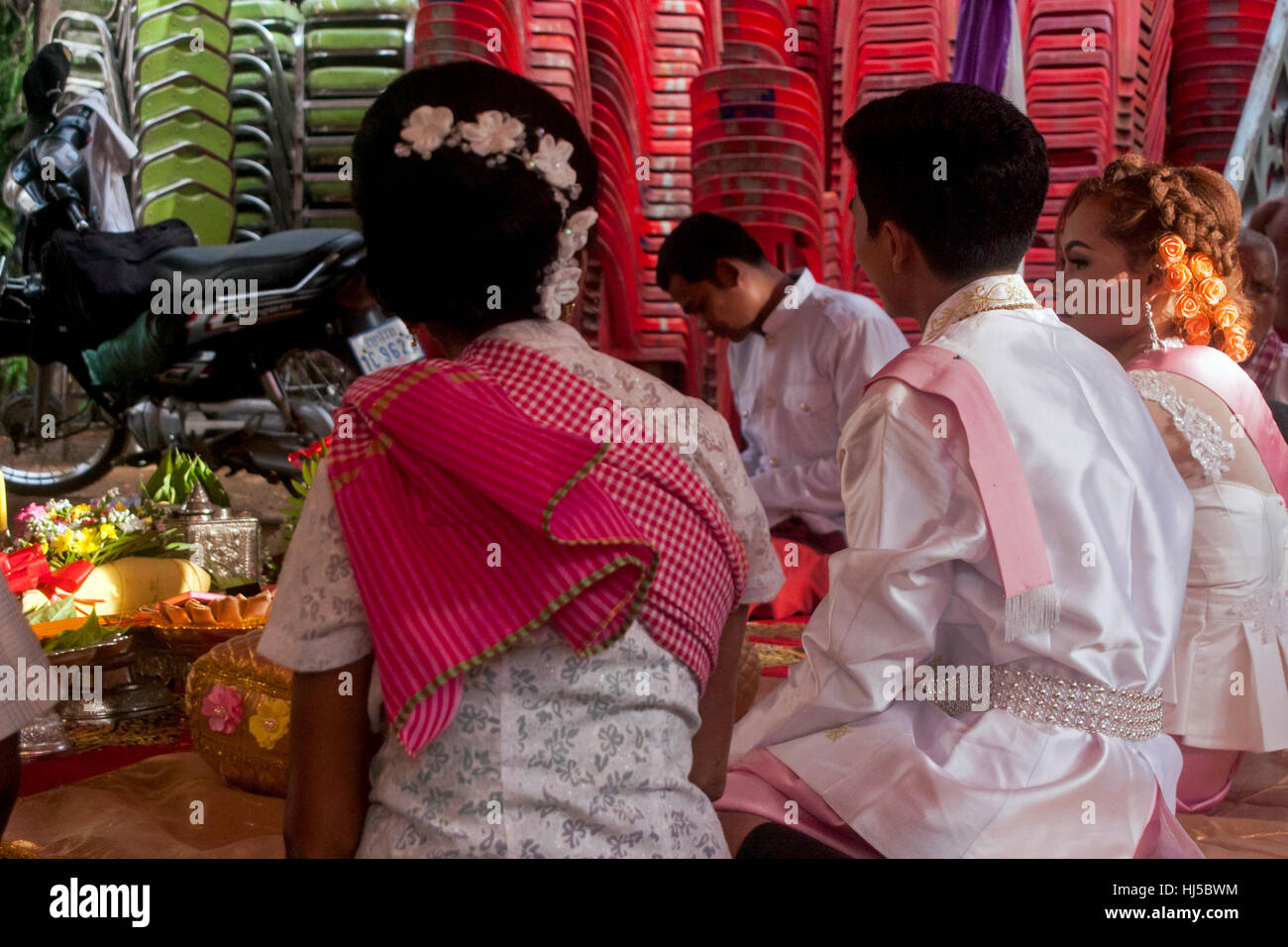 Un Cambodgien l'homme et la femme se marient lors d'une cérémonie de mariage traditionnelle dans Village Chork, au Cambodge. Banque D'Images