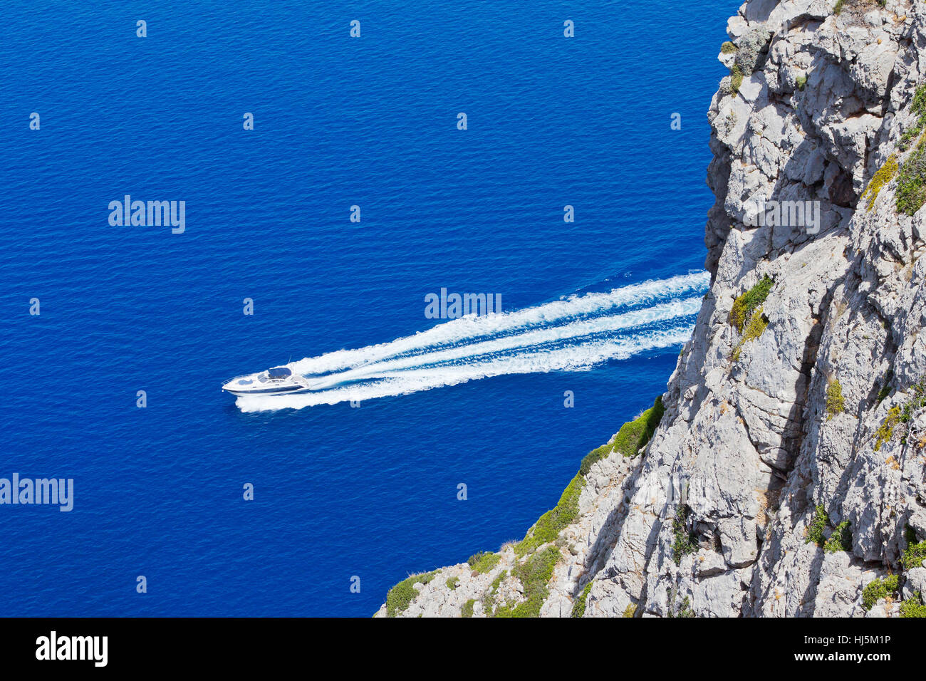 Falaises avec bateau dans la mer Banque D'Images