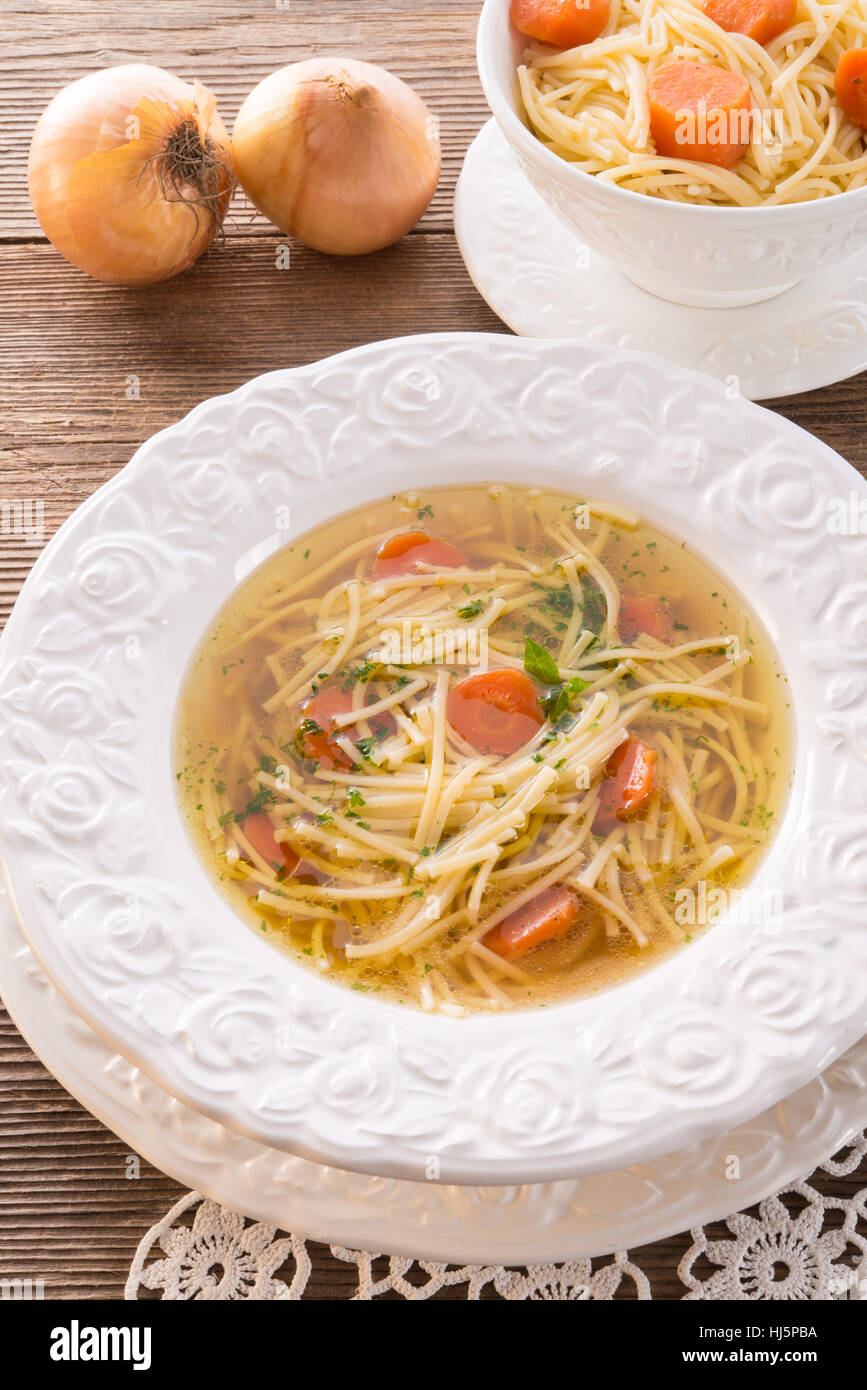 La soupe aux nouilles avec bouillon de boeuf Photo Stock Alamy