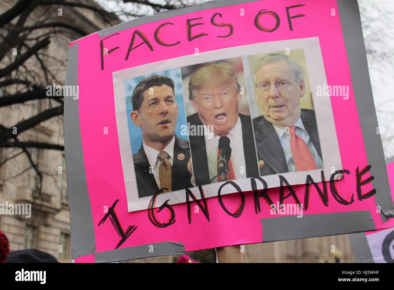 District de Columbia, Etats-Unis. 21 Jan, 2017. Un panneau avec des photos de la Chambre le président Paul Ryan, Président Donald Trump, et Kentucky le sénateur Mitch McConnell dans entre les mots "les visages de l'ignorance". Banque D'Images