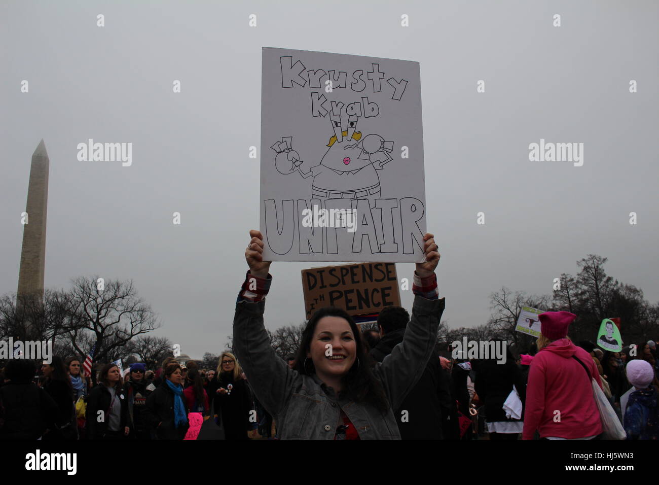 District de Columbia, Etats-Unis. 21 Jan, 2017. Une femme sur la pelouse de la Maison Blanche est titulaire d'un signe avec le Président Donald Trump dépeint comme caractère Spongebob Squarepants Eugene Krabs avec la légende "Krusty Crabe Croustillant / inéquitable". Banque D'Images